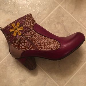 L’artiste burgundy pink booties with flower design